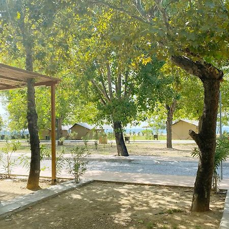 Mareleon Camping Ofrínion Exterior foto